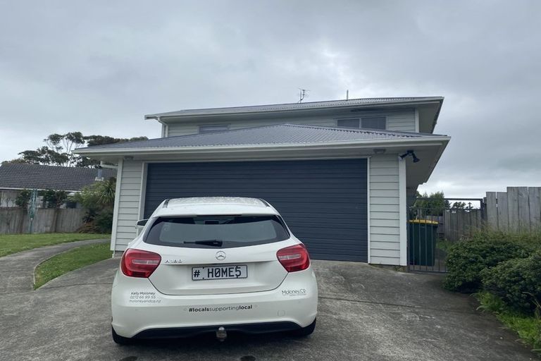 Photo of property in 35 Cleat Street, Whitby, Porirua, 5024