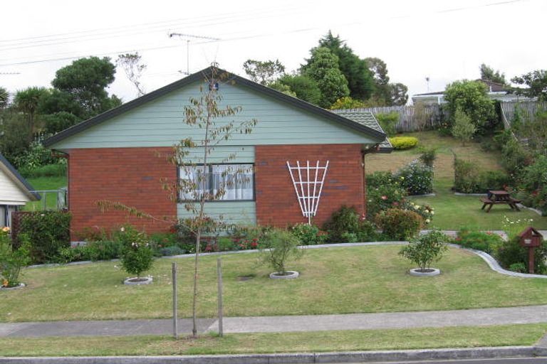 Photo of property in 9 Lanier Place, Glendene, Auckland, 0602