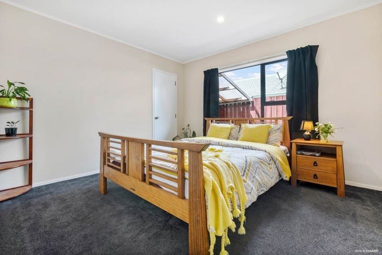 Photo of property in 15 Gardone Terrace, Conifer Grove, Takanini, 2112