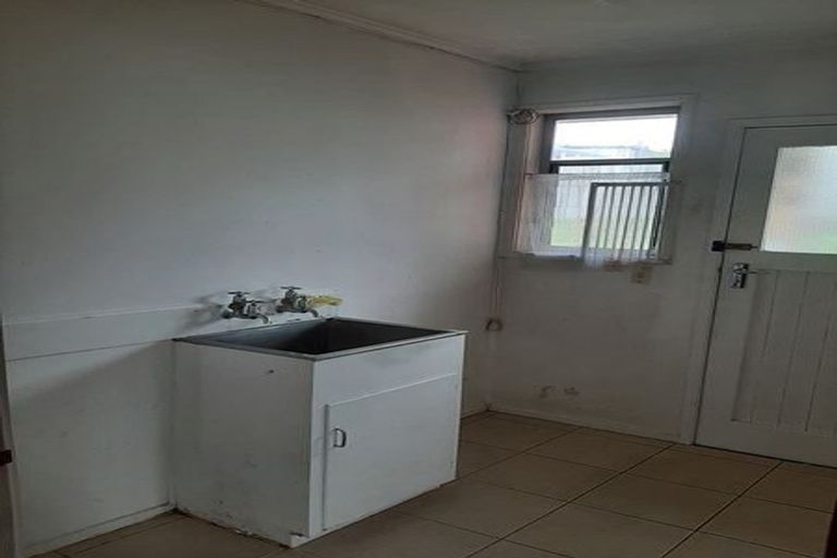 Photo of property in 33 Kaikoura Street, Henderson, Auckland, 0612