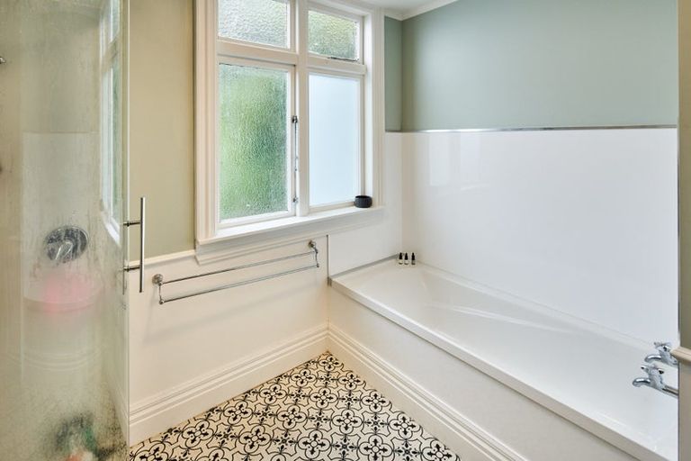 Photo of property in 64 Kelburn Parade, Kelburn, Wellington, 6012