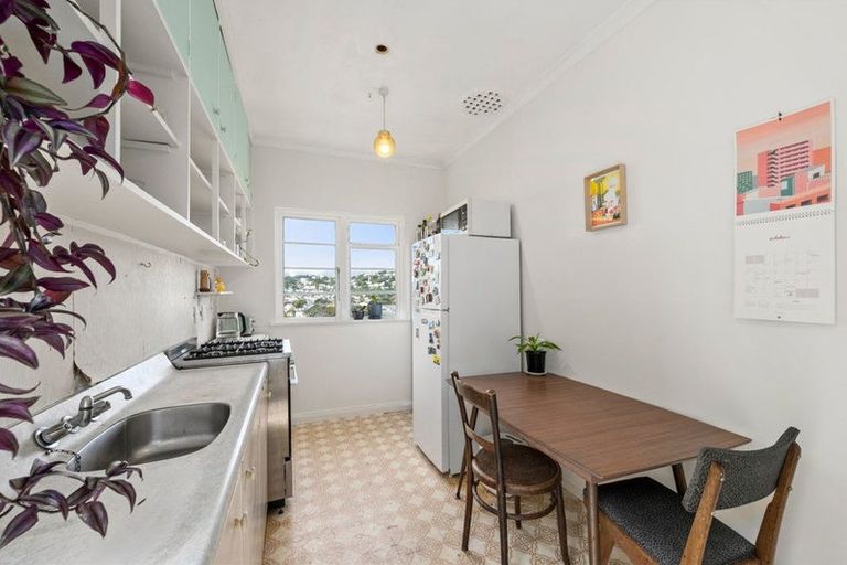 Photo of property in 76 Maupuia Road, Maupuia, Wellington, 6022