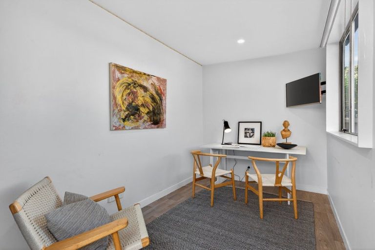 Photo of property in 1/5 Woodall Place, Totara Vale, Auckland, 0627