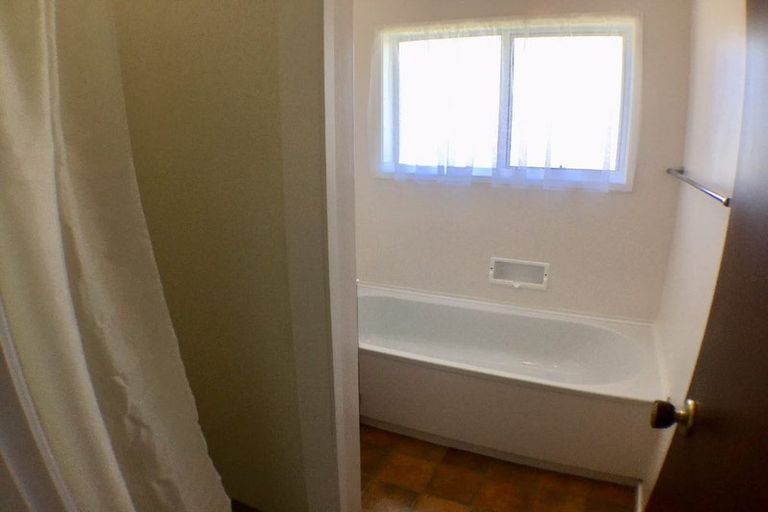 Photo of property in 2/27 Mannering Place, Hillcrest, Auckland, 0627