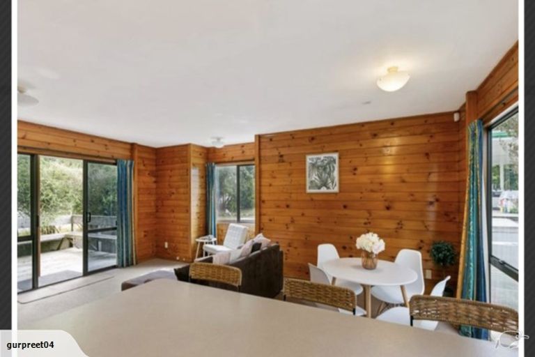 Photo of property in 94a Newlands Road, Newlands, Wellington, 6037