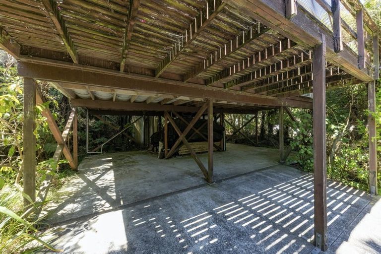 Photo of property in 1 Pendrell Road, Piha, 0772