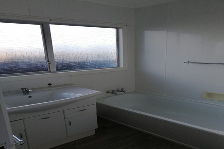 Photo of property in 5 Poharama Place, Marfell, New Plymouth, 4310