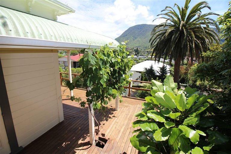 Photo of property in 125 Wellington Street, Picton, 7220