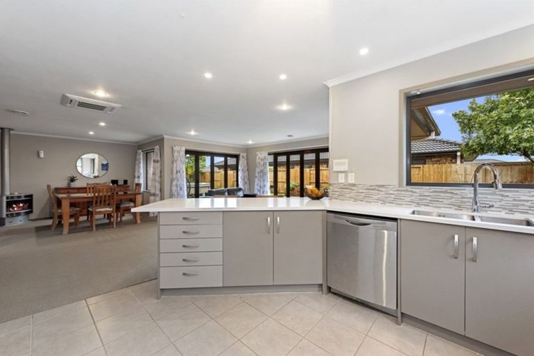 Photo of property in 6 Whitford Place, Rototuna North, Hamilton, 3210