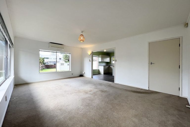 Photo of property in 2/3 Pinedale Place, Henderson, Auckland, 0610