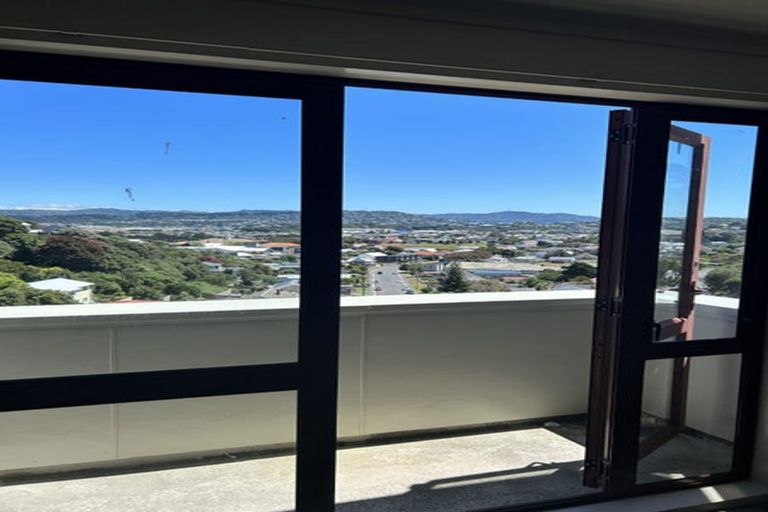 Photo of property in 5 Mitika Way, Strathmore Park, Wellington, 6022