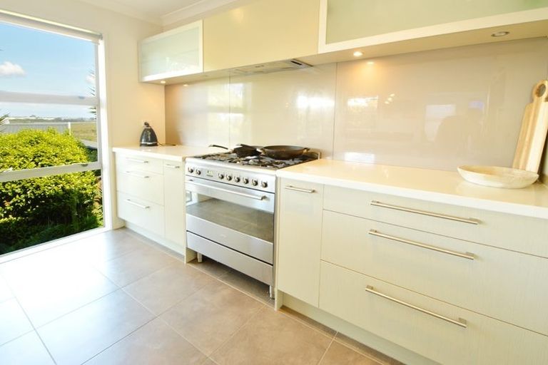 Photo of property in 114a Tiroroa Avenue, Te Atatu South, Auckland, 0610