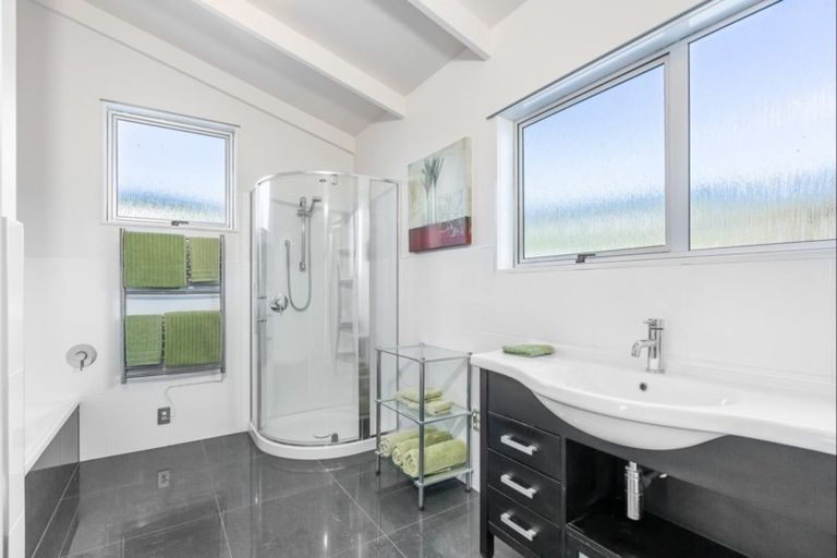 Photo of property in 98 Tindalls Bay Road, Tindalls Beach, Whangaparaoa, 0930