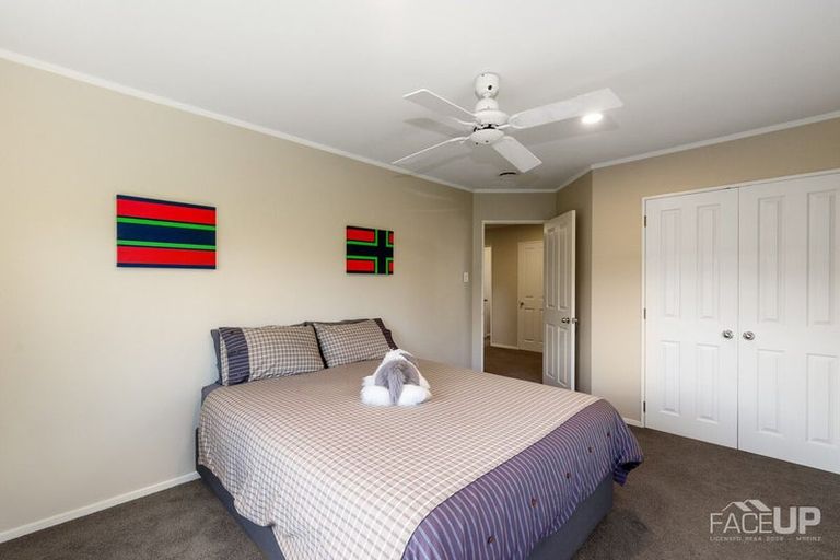 Photo of property in 18 Rosetti Rise, West Harbour, Auckland, 0618