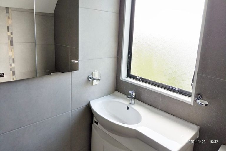 Photo of property in 2/86 Aviemore Drive, Highland Park, Auckland, 2010