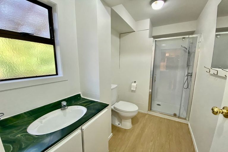 Photo of property in 60 Easton Park Parade, Glenfield, Auckland, 0629