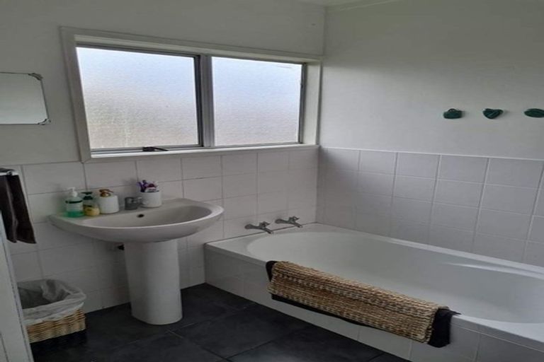 Photo of property in 4/23 Luckens Road, West Harbour, Auckland, 0618