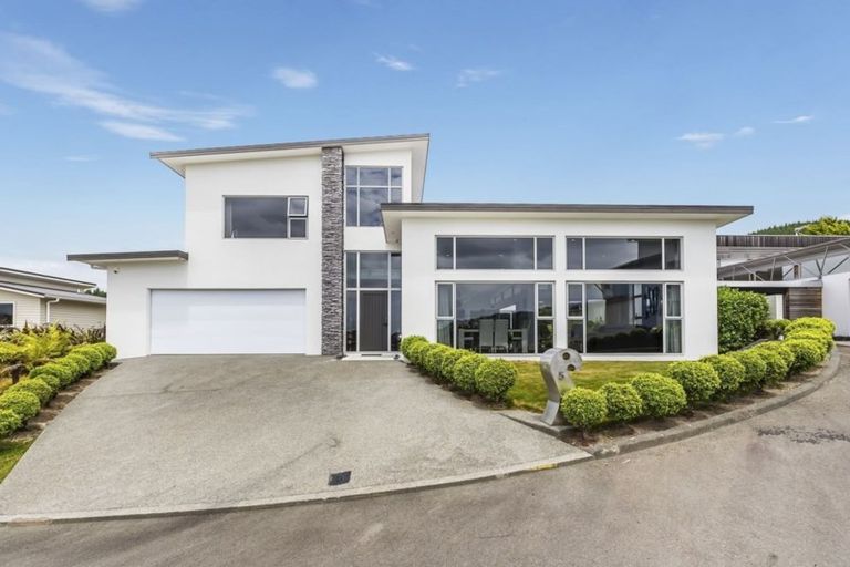 Photo of property in 5 Linacre Way, Tawa, Wellington, 5028