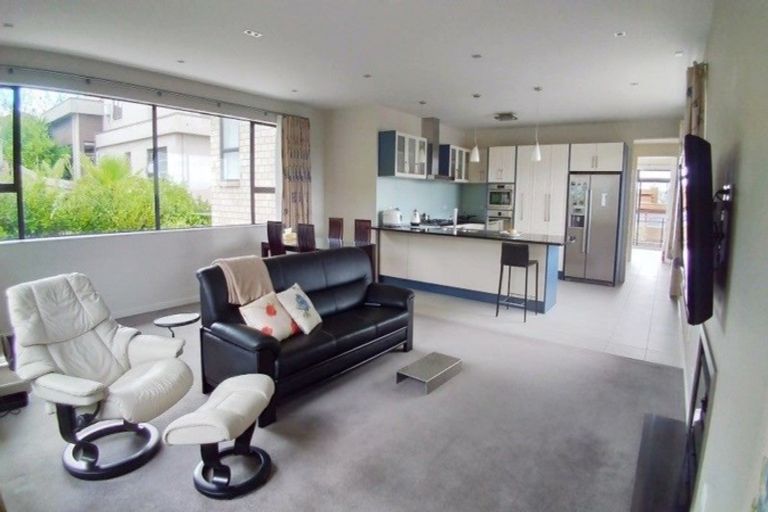 Photo of property in 17 Zara Court, Windsor Park, Auckland, 0632