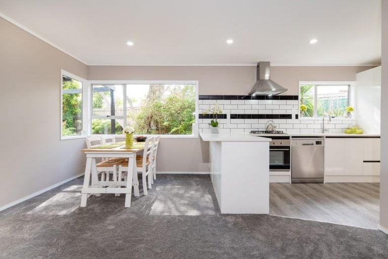 Photo of property in 2/34 Candia Road, Swanson, Auckland, 0614