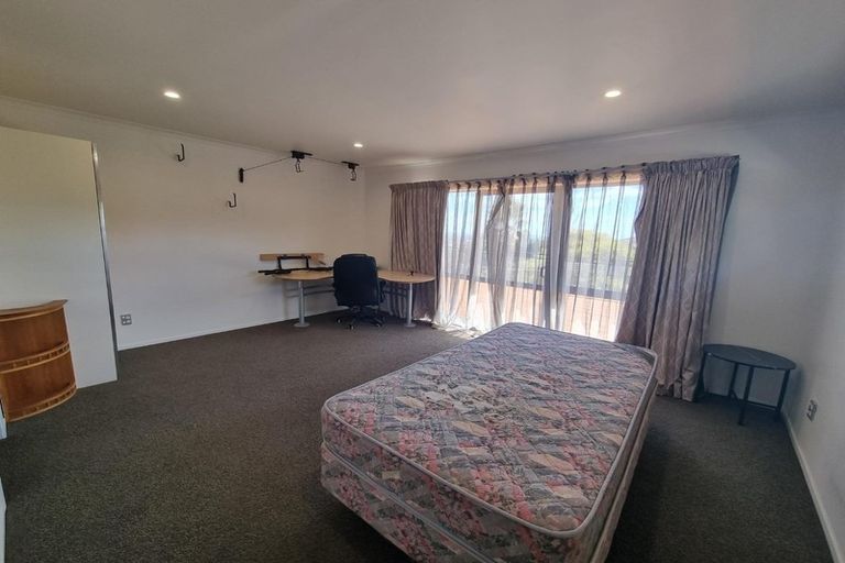 Photo of property in 54 Redoubt Road, Clover Park, Auckland, 2105