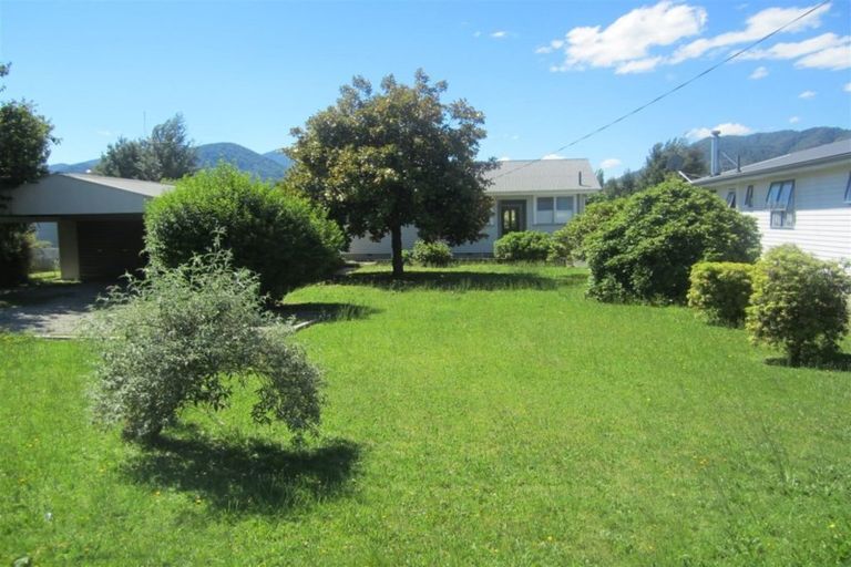 Photo of property in 107 Waller Street, Murchison, 7007