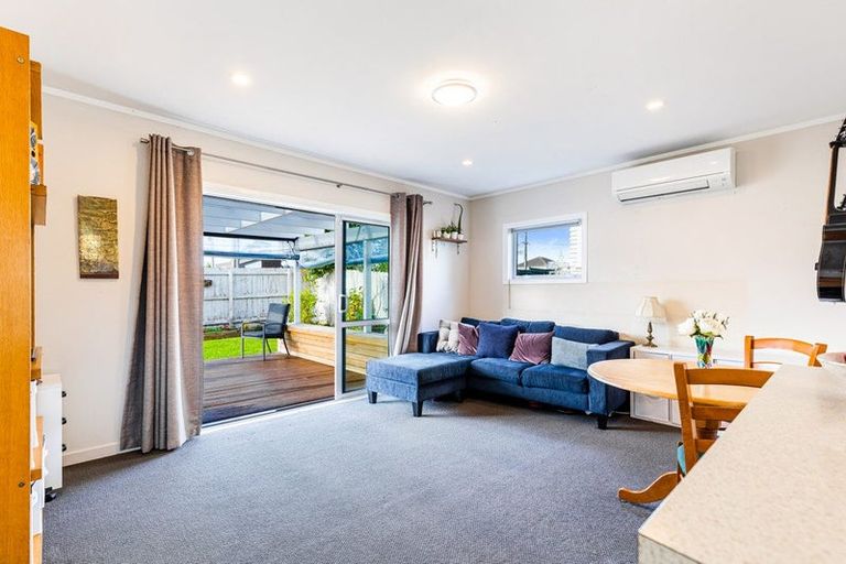 Photo of property in 24 Northall Road, New Lynn, Auckland, 0600