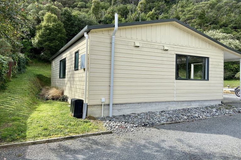 Photo of property in 25 Seaview Crescent, Picton, 7220