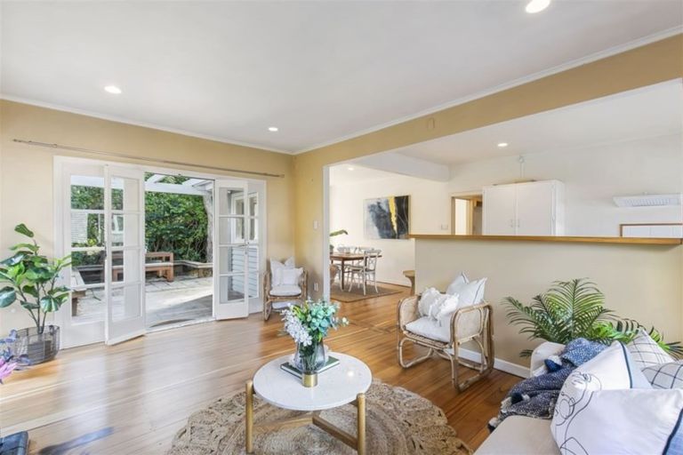 Photo of property in 1/53 Corunna Road, Milford, Auckland, 0620