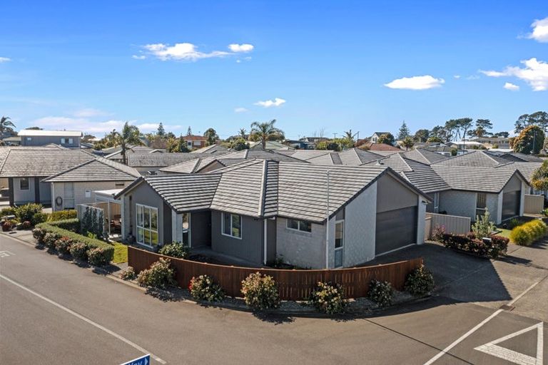 Photo of property in 1 Catamaran Way, Papamoa Beach, Papamoa, 3118