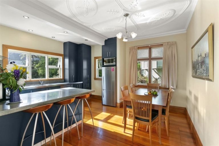 Photo of property in 100 Creswick Terrace, Northland, Wellington, 6012