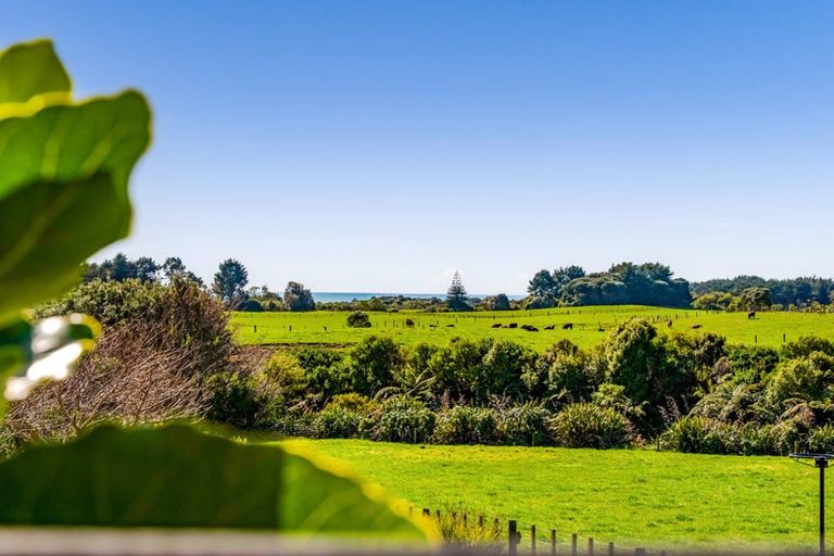 Photo of property in 4 Vardon Way, Waiwhakaiho, New Plymouth, 4312