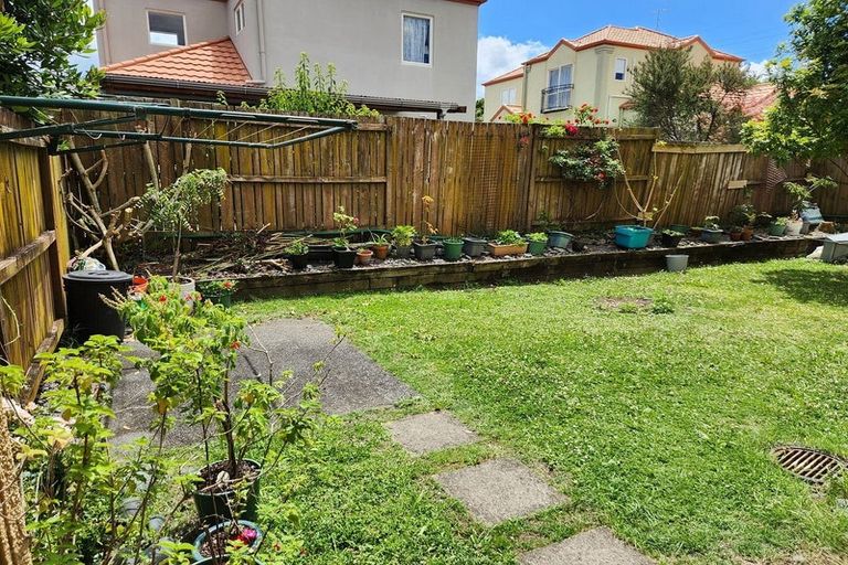 Photo of property in 8 Dainton Place, New Lynn, Auckland, 0600