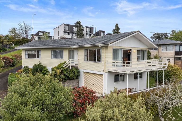 Photo of property in 20 Chivalry Road, Glenfield, Auckland, 0629