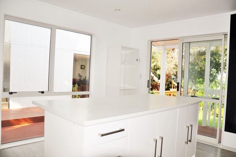 Photo of property in 100 Spinella Drive, Bayview, Auckland, 0629