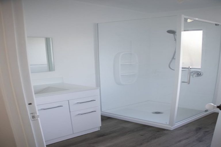 Photo of property in 2/128 Manuka Road, Bayview, Auckland, 0629