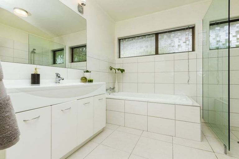 Photo of property in 1/18 Kauri Glen Road, Northcote, Auckland, 0627
