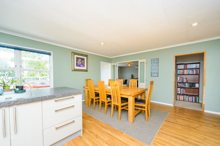 Photo of property in 14 Parkland Crescent, Terrace End, Palmerston North, 4410