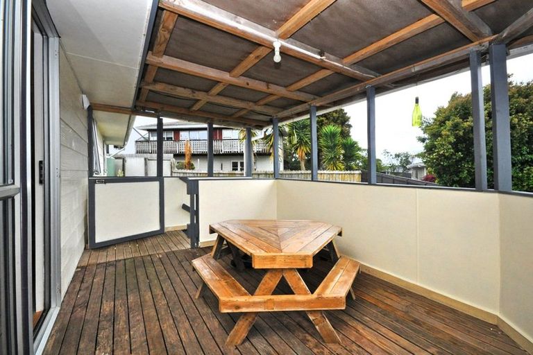 Photo of property in 2/7 Banksia Place, Goodwood Heights, Auckland, 2105