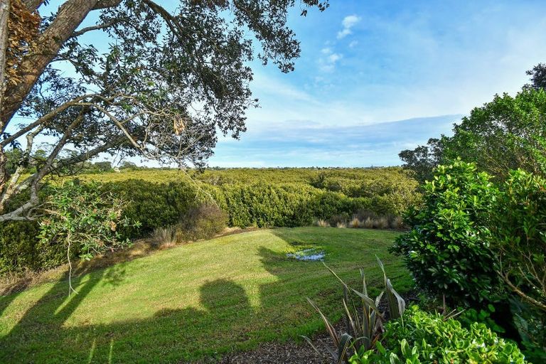 Photo of property in 14 Seaward Place, Wattle Downs, Auckland, 2103