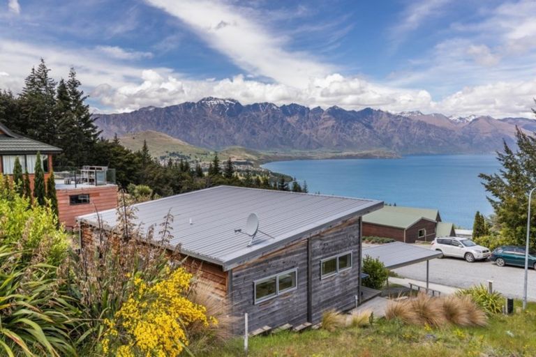 Photo of property in 129a Wynyard Crescent, Fernhill, Queenstown, 9300