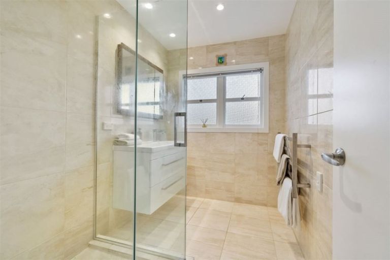 Photo of property in 44 Peter Terrace, Castor Bay, Auckland, 0620