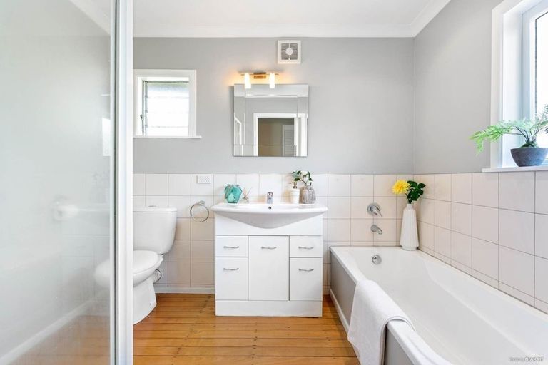 Photo of property in 1/472 East Coast Road, Windsor Park, Auckland, 0630