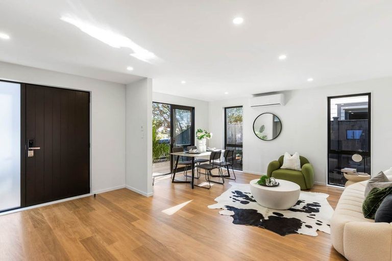 Photo of property in 21e Knights Road, Rothesay Bay, Auckland, 0630