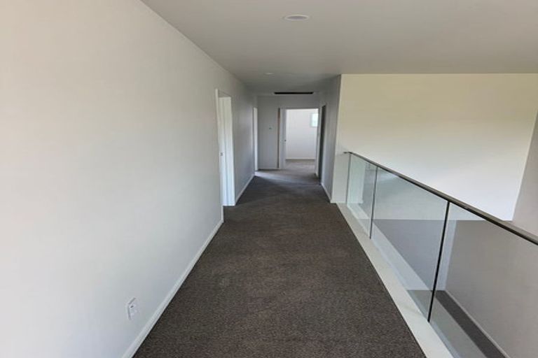 Photo of property in 14 Medallion Drive, Oteha, Auckland, 0632