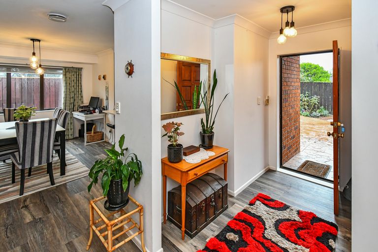 Photo of property in 2/27 Queen Street, Papakura, 2110