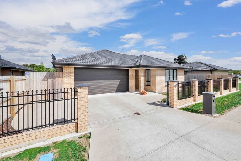 Photo of property in 13 Dumas Place, Rosehill, Papakura, 2113