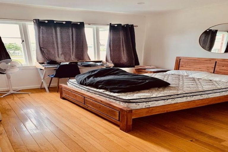 Photo of property in 32 Reid Road, New Lynn, Auckland, 0600