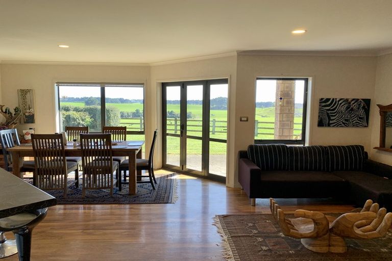 Photo of property in 124a Mountain Road, Sentry Hill, New Plymouth, 4373