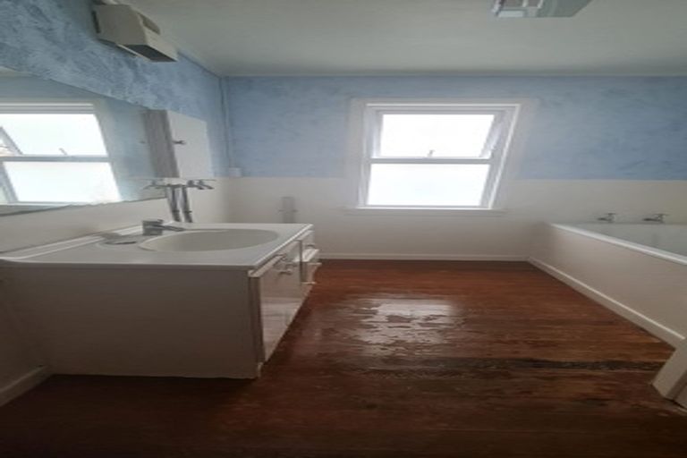 Photo of property in 6 Kingdale Road, Henderson, Auckland, 0610